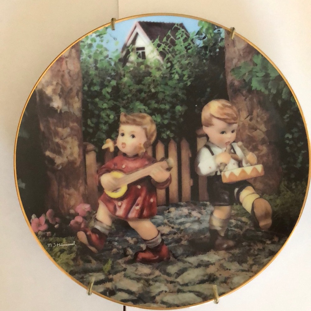 MJ Hummel Collector Plate with Gold Rim "PRIVATE PARTY” includes hanging hook